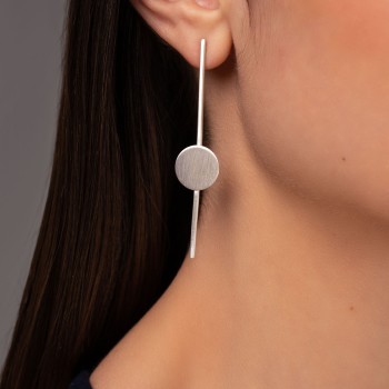 Μακριά γραμμικά σκουλαρίκια με αυστηρή γεωμετρία!