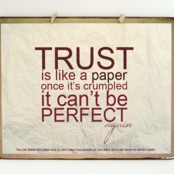 Πινακίδα "Trust is like a paper"