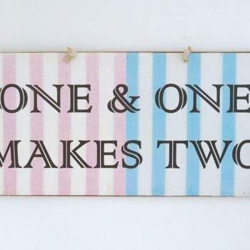 Πινακίδα "One & One Makes Two"