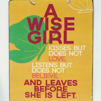 Πινακίδα "A wise girl"