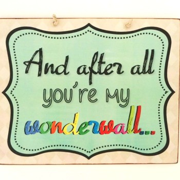 Πινακίδα "And after all you're my wonderwall..."