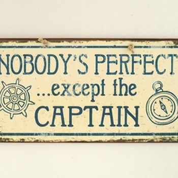 Πινακίδα "Nobody's perfect... except the Captain"