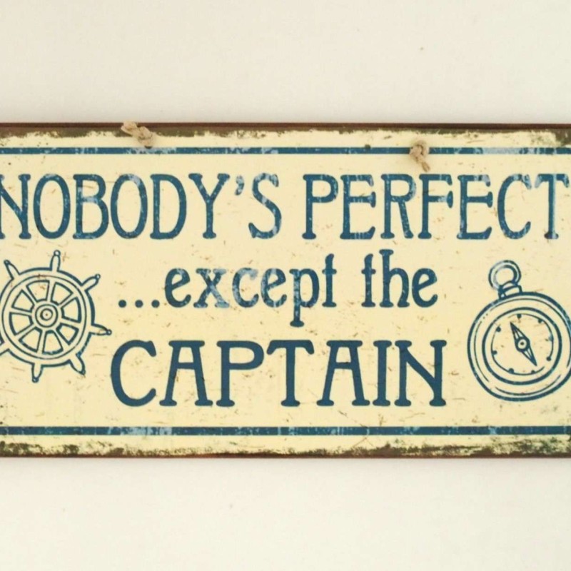 Πινακίδα "Nobody's perfect... except the Captain"