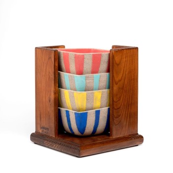 Μπολ σε ξύλινη βάση