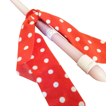 Λαμπάδα με κόκκινο scrunchie