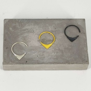 Mini single earrings τρίγωνο μικρό