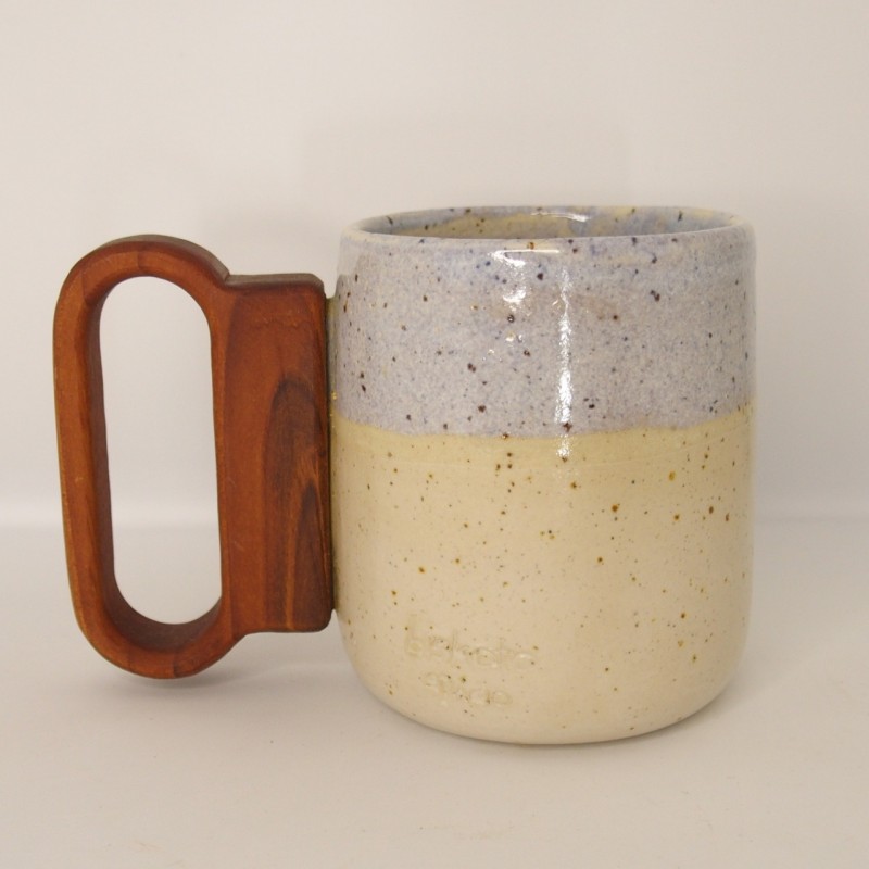 Κεραμική κούπα με ξύλινο χερούλι