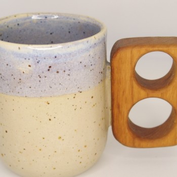 Κεραμική κούπα με ξύλινο χερούλι