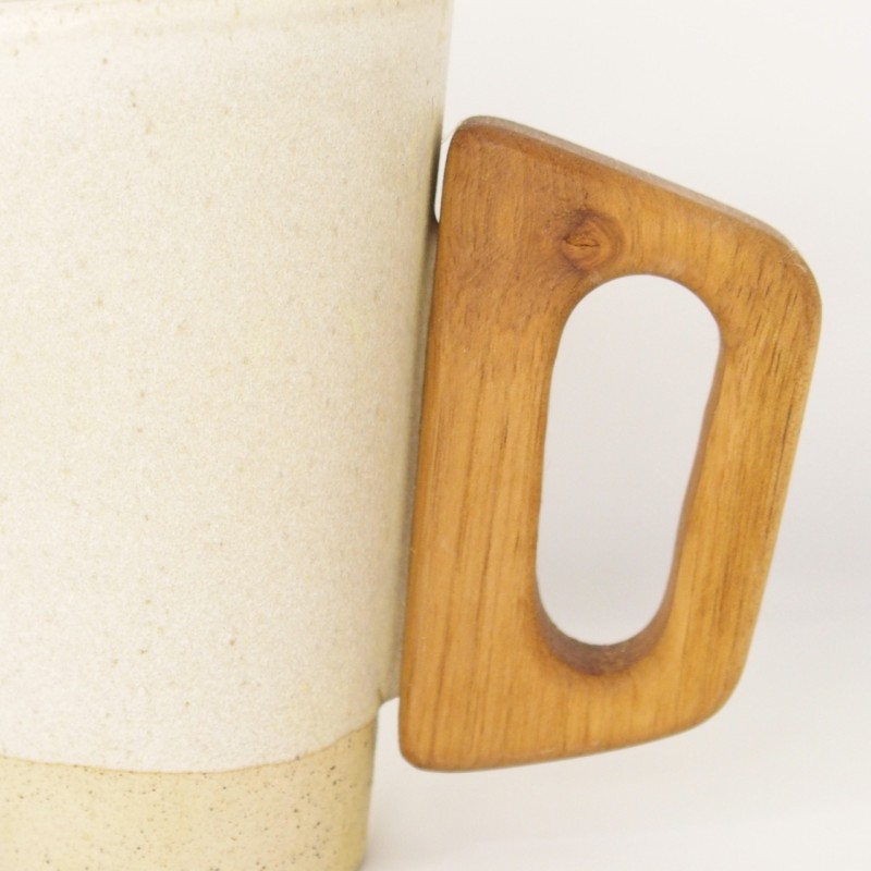 Κεραμική κούπα με ξύλινο χερούλι