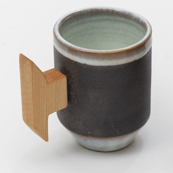 Κεραμική κούπα με ξύλινο χερούλι