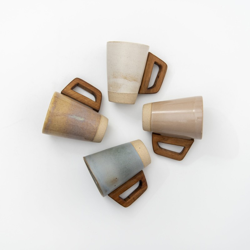 Κεραμική κούπα με ξύλινο χερούλι