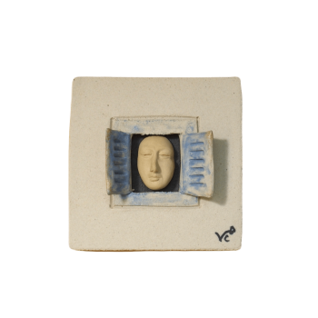 Γλυπτό πρόσωπο σε παράθυρο