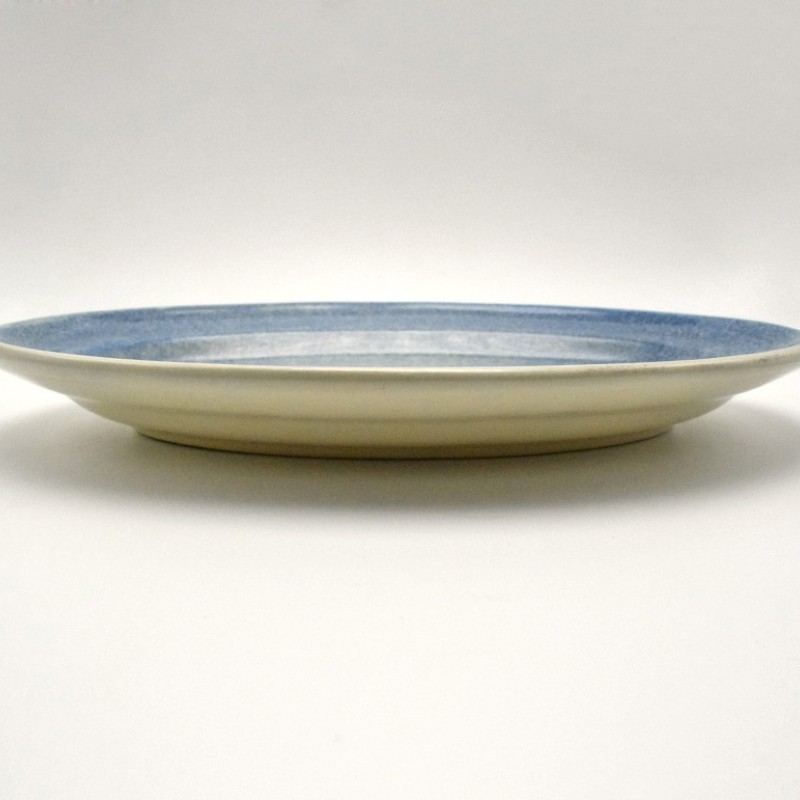 Πιατέλα οβάλ λευκός πηλός με σαρδέλα σε μπλε φόντο