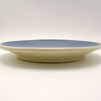 Πιάτο λευκός πηλός με χταπόδι σε μπλε φόντο