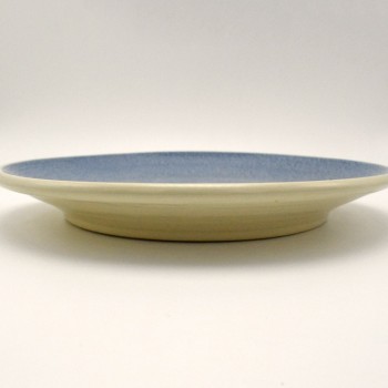 Πιάτο λευκός πηλός με χταπόδι σε μπλε φόντο