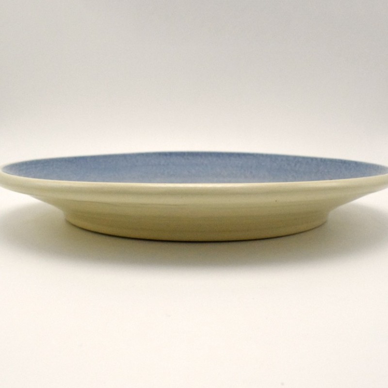 Πιάτο λευκός πηλός με σαρδέλα σε μπλε φόντο