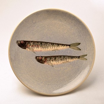 Πιάτο λευκός πηλός με σαρδέλα σε μπλε φόντο