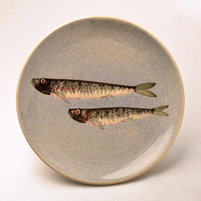 Πιάτο λευκός πηλός με σαρδέλα σε μπλε φόντο