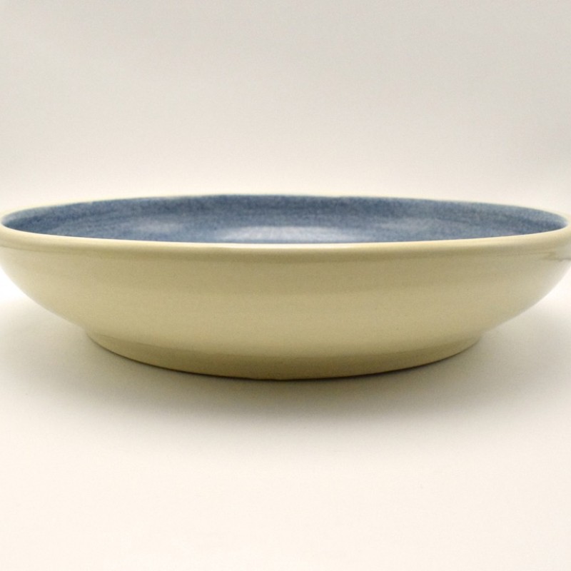 Μπολ λευκός πηλός με σαρδέλα σε μπλε φόντο