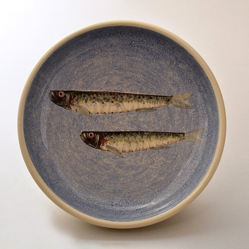 Μπολ λευκός πηλός με σαρδέλα σε μπλε φόντο