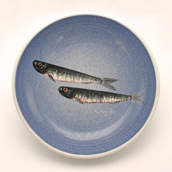 Μπολ λευκός πηλός με σαρδέλα σε μπλε φόντο