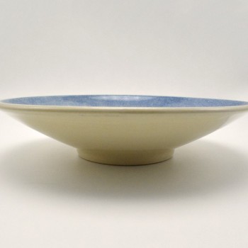 Σκουτέλι λευκός πηλός με σαρδέλα σε μπλε φόντο