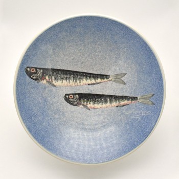 Σκουτέλι λευκός πηλός με σαρδέλα σε μπλε φόντο