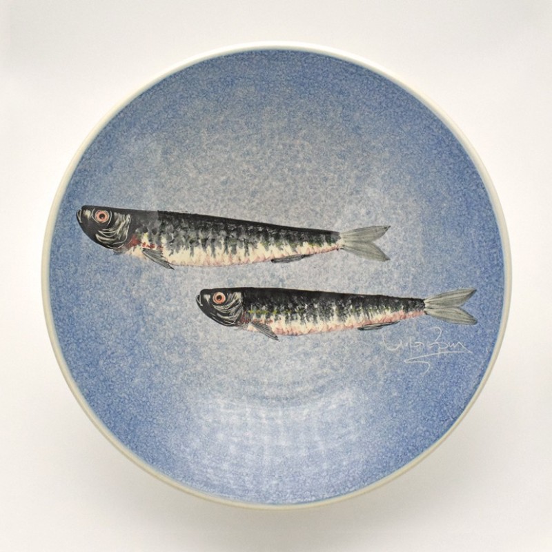 Σκουτέλι λευκός πηλός με σαρδέλα σε μπλε φόντο