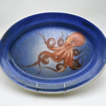 Πιατέλα οβάλ λευκός πηλός με χταπόδι σε μπλε φόντο