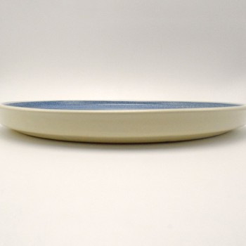 Πιάτο λευκός πηλός με χταπόδι σε μπλε φόντο