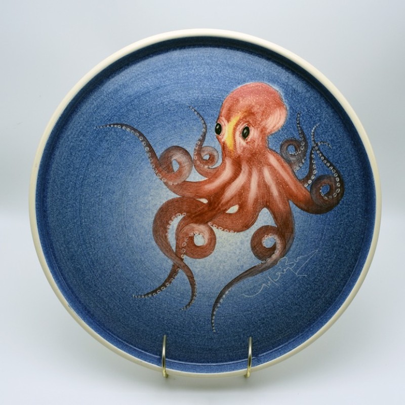 Πιάτο λευκός πηλός με χταπόδι σε μπλε φόντο