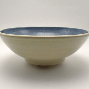 Μπολ λευκός πηλός χταπόδι σε μπλε φόντο